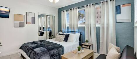 Fer et planche à repasser, lit parapluie, Wi-Fi gratuit, draps fournis