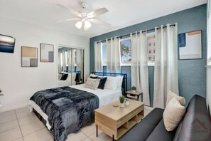 Fer et planche à repasser, lit parapluie, Wi-Fi gratuit, draps fournis