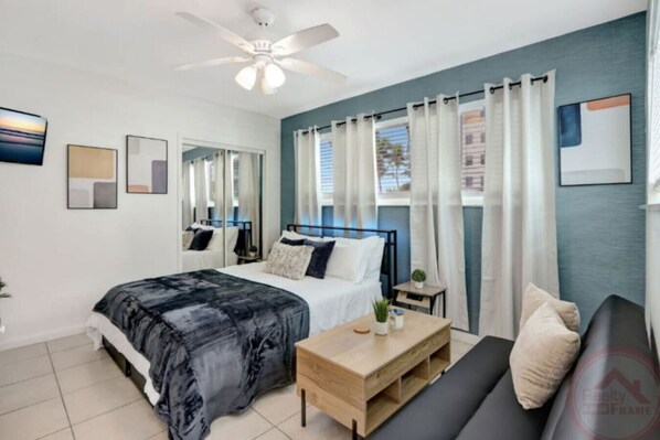 Fer et planche à repasser, lit parapluie, Wi-Fi gratuit, draps fournis