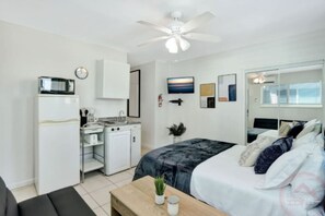 Fer et planche à repasser, lit parapluie, Wi-Fi gratuit, draps fournis