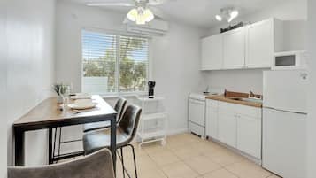 Refrigerador, microondas, parrilla de estufa y cafetera y tetera