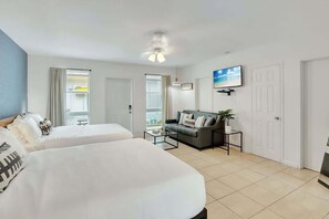 Tabla de planchar con plancha, wifi gratis y ropa de cama 