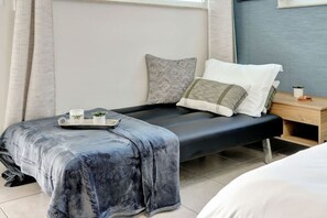 Iron/ironing board, free WiFi, bed sheets