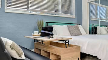 Tabla de planchar con plancha, wifi gratis y ropa de cama