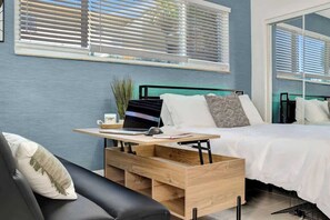 Iron/ironing board, free WiFi, bed sheets - Sunny Serenity: Hollywood Studio Getaway (Hollywood)