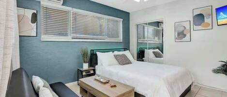 Een strijkplank/strijkijzer, gratis wifi, beddengoed