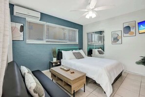 Tabla de planchar con plancha, wifi gratis y ropa de cama 