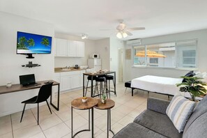 デスク、アイロン / アイロン台、旅行用ベビーベッド、WiFi (無料)