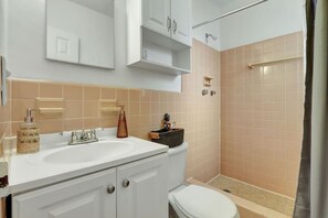 Sèche-cheveux, serviettes fournies, papier toilette