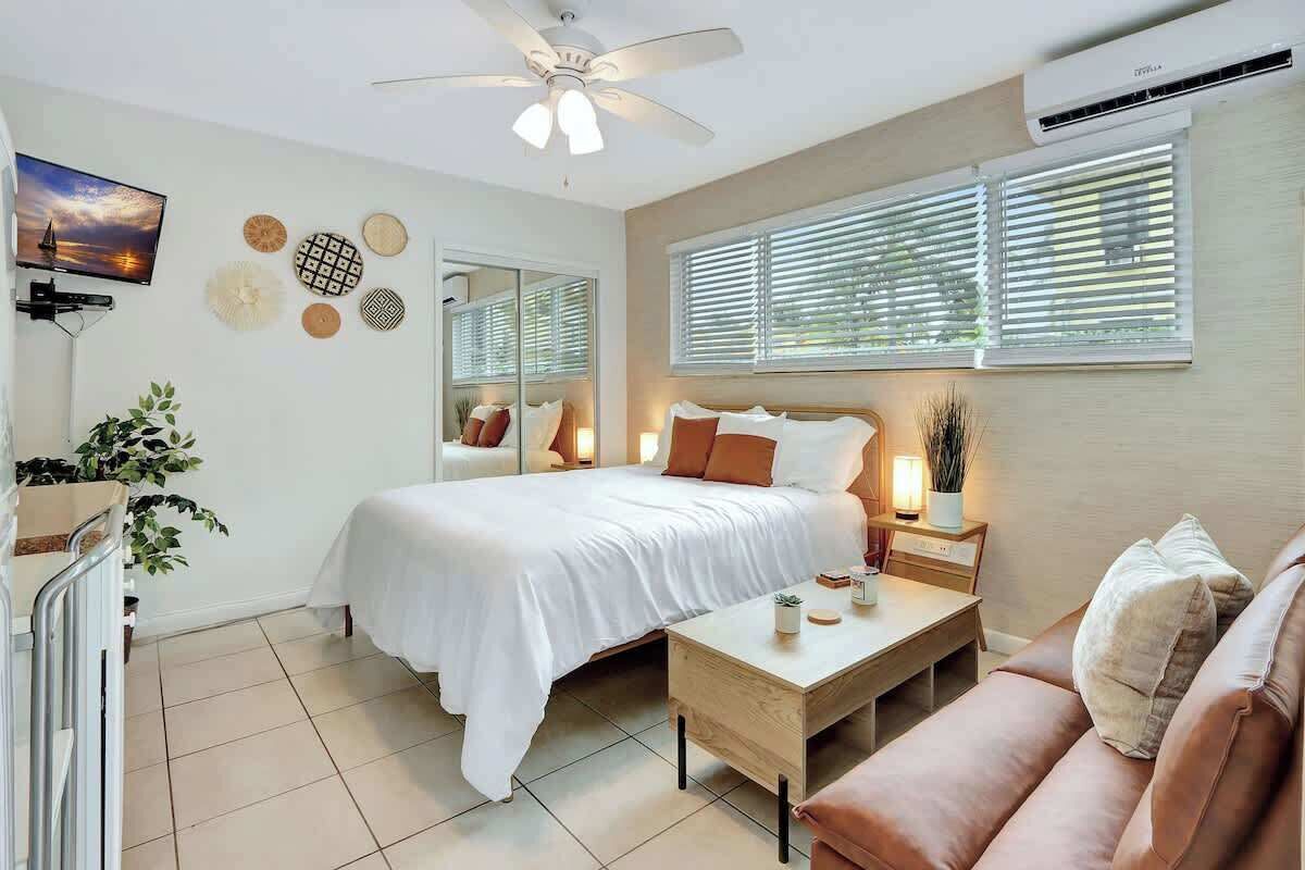 Een strijkplank/strijkijzer, reisbedje, gratis wifi, beddengoed