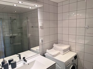 Apartment, 2 Schlafzimmer, Balkon, Stadtblick | Badezimmer