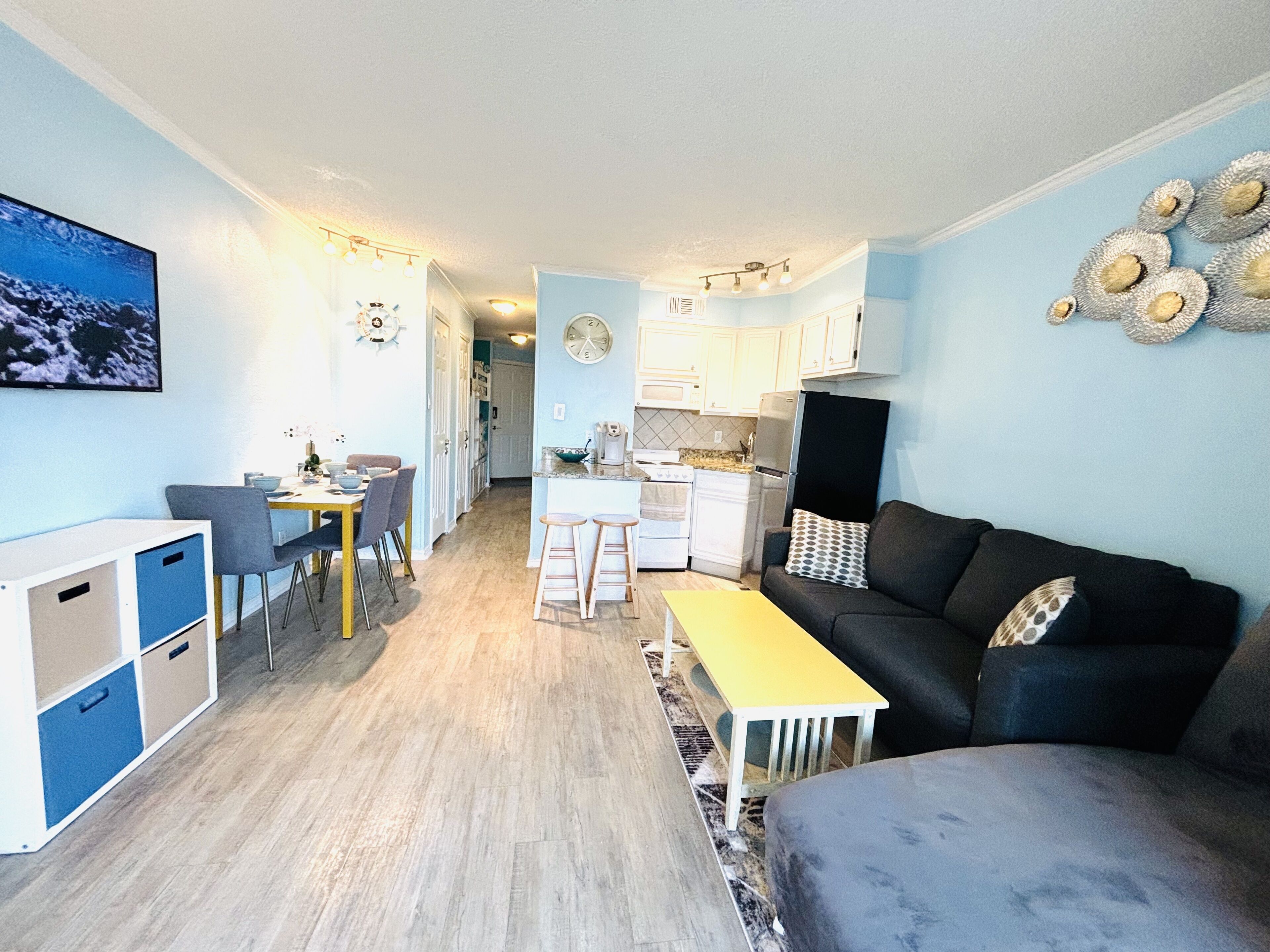 Beautiful newly renovated  beachfront condo @ Casa Del Mars