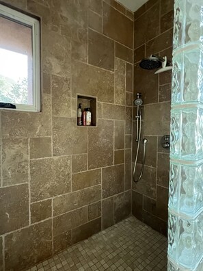 Hair dryer, bidet, towels, soap - Guesthouse in very private location in Malibu with ocean views!
 (Malibu)