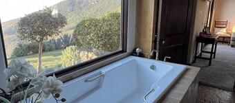 Guesthouse in very private location in Malibu with ocean views!