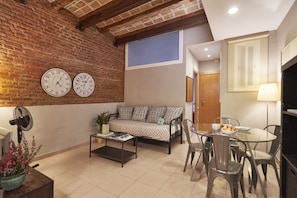 TV - SPERMARINT ·  - Studio Apartment, Sleeps 2 (Barcelona)