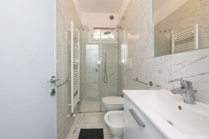Shower, free toiletries, hair dryer, bidet
