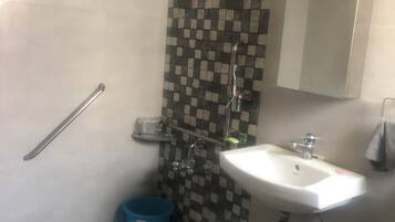 Douche, serviettes fournies, savon, papier toilette