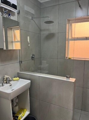 Dusche, Handtücher, Seife, Shampoo