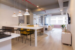 Departamento panorámico | Área de sala de estar | Smart TV de 40 pulgadas con canales por cable y piso con calefacción 