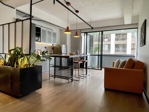 Apartment (608) | Wohnbereich | 40-Zoll-Smart-TV mit Kabelempfang, Fußbodenheizung