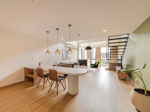 Apartment (1009) | Living area | 40-inch Smart TV with cable channels, heated floors - Lauret by Wynwood House (Medellín)