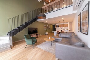 Apartment (1009) | Living room | 40-inch Smart TV with cable channels, heated floors - Lauret by Wynwood House (Medellín)