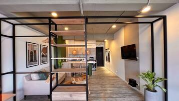 Grand-huoneisto | Olohuone | 40–tuumainen äly-TV, jossa kaapelikanavat