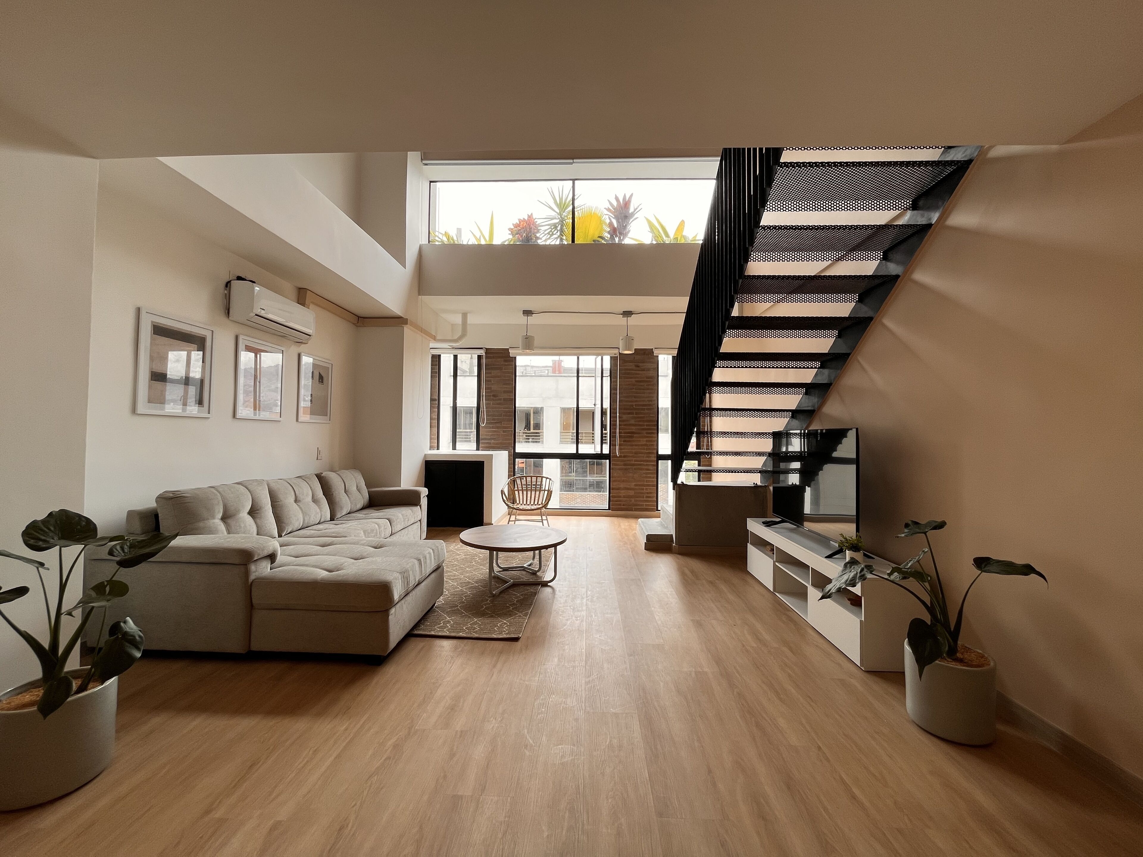 Appartement Élite | Coin séjour | TV connectée de 40 pouces avec chaînes par câble, chauffage par le sol