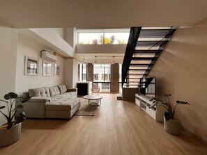 Elite-Apartment | Wohnbereich | 40-Zoll-Smart-TV mit Kabelempfang, Fußbodenheizung