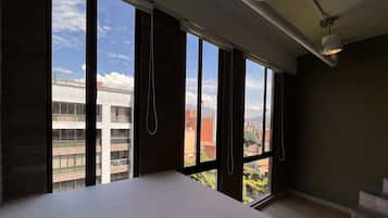 Apartamento Deluxe | Zona de estar | Smart TV de 40 pulgadas con canales por cable, suelo radiante