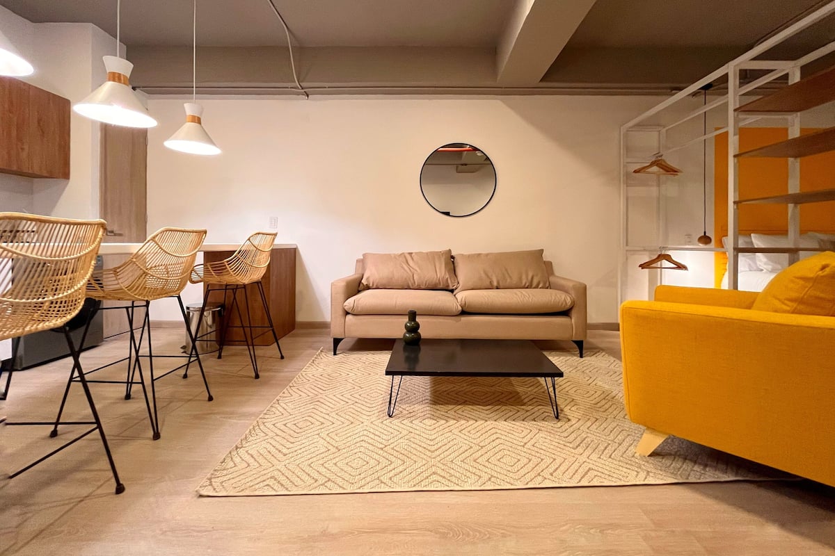 Signature appartement | Woonruimte | Een 40-inch smart-tv met kabelzenders en vloerverwarming