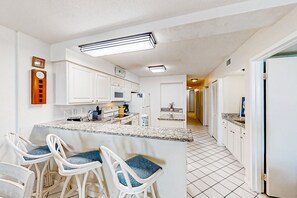 Kjøleskap, mikrobølgeovn, ovn og kokeplater