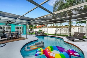 A heated pool - Poolside Perfection: Spacious Bradenton Home with Outdoor Paradise (Bradenton)