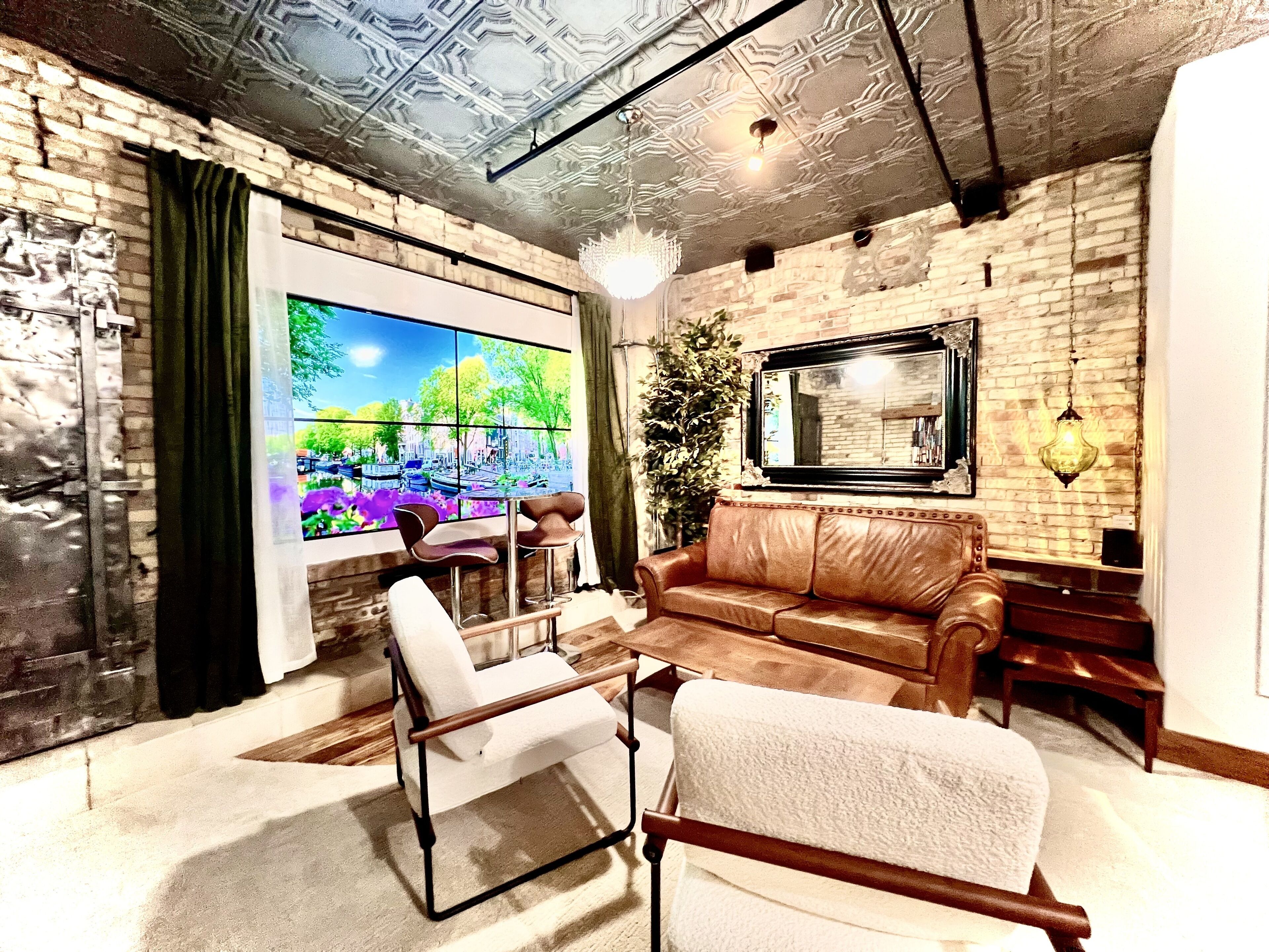 Downtown GR - parking, fitness center, hot tub, rooftop pool deck included