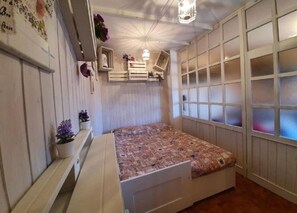 1 bedroom, bed sheets