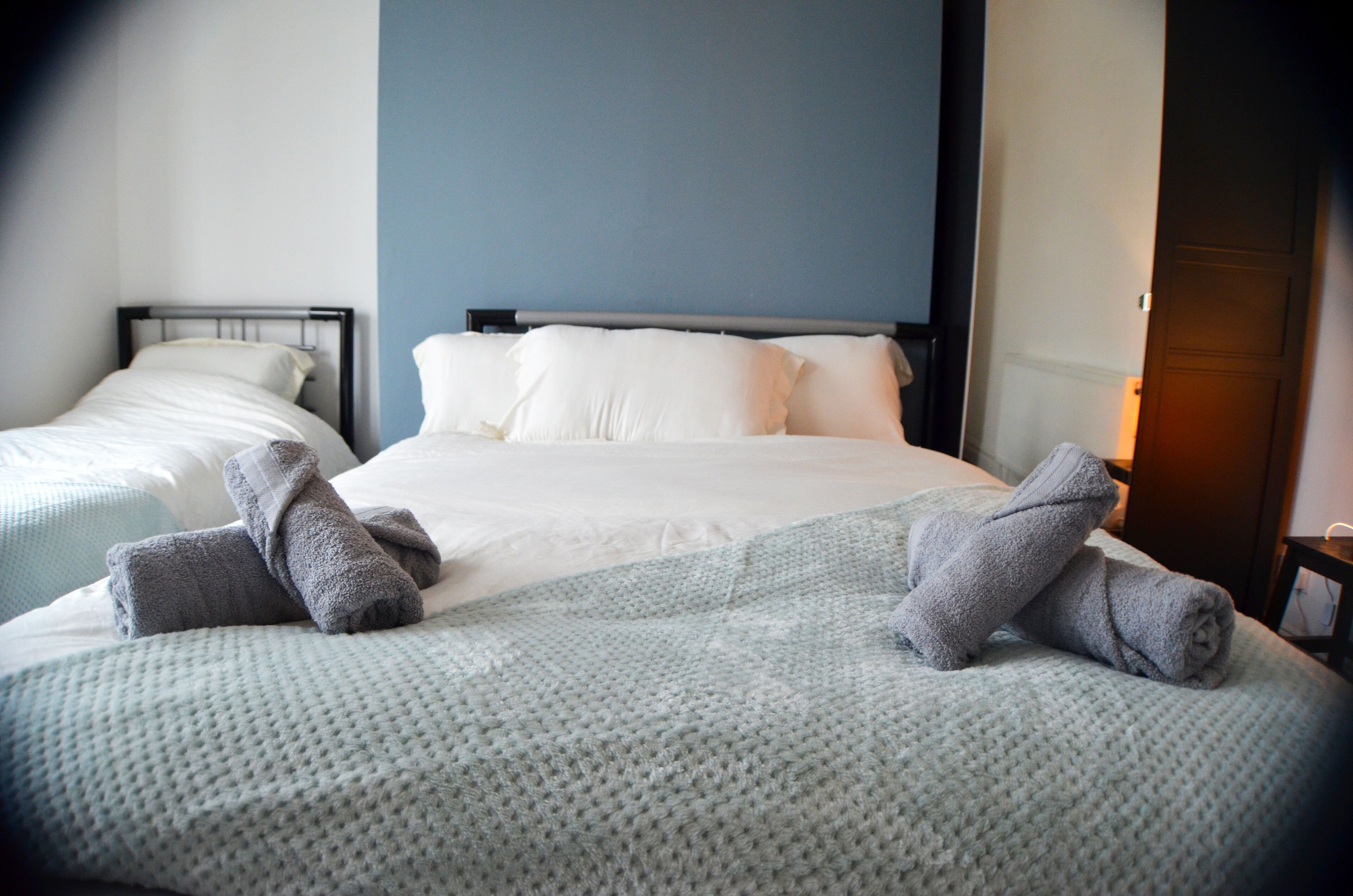 三人房 | 特色装修、办公桌、笔记本电脑工作区、隔音