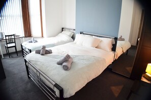 Individually decorated, desk, laptop workspace, soundproofing - Old Swan Guest House Liverpool (Liverpool)