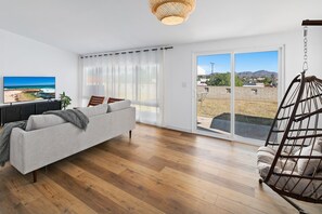 Smart TV, fireplace - Casa Sunset cozy home in central SD, views, fire pit, and games & pet friendly! (San Diego)