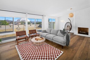 Smart TV, fireplace - Casa Sunset cozy home in central SD, views, fire pit, and games & pet friendly! (San Diego)