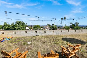 Property grounds - Casa Sunset cozy home in central SD, views, fire pit, and games & pet friendly! (San Diego)