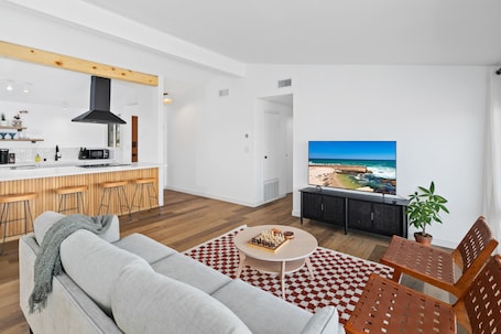 Smart TV, fireplace. Casa Sunset cozy home in central SD, views, fire pit, and games & pet friendly!