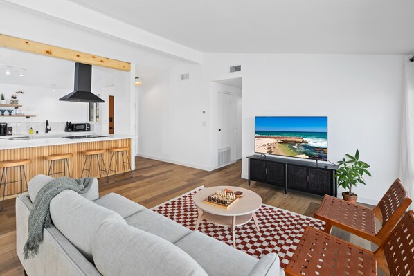 Smart TV, fireplace - Casa Sunset cozy home in central SD, views, fire pit, and games & pet friendly! (San Diego)