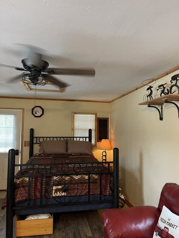 1 bedroom, bed sheets - Cozy Cabin on Lake Sam Rayburn w/waterfront access (Zavalla)