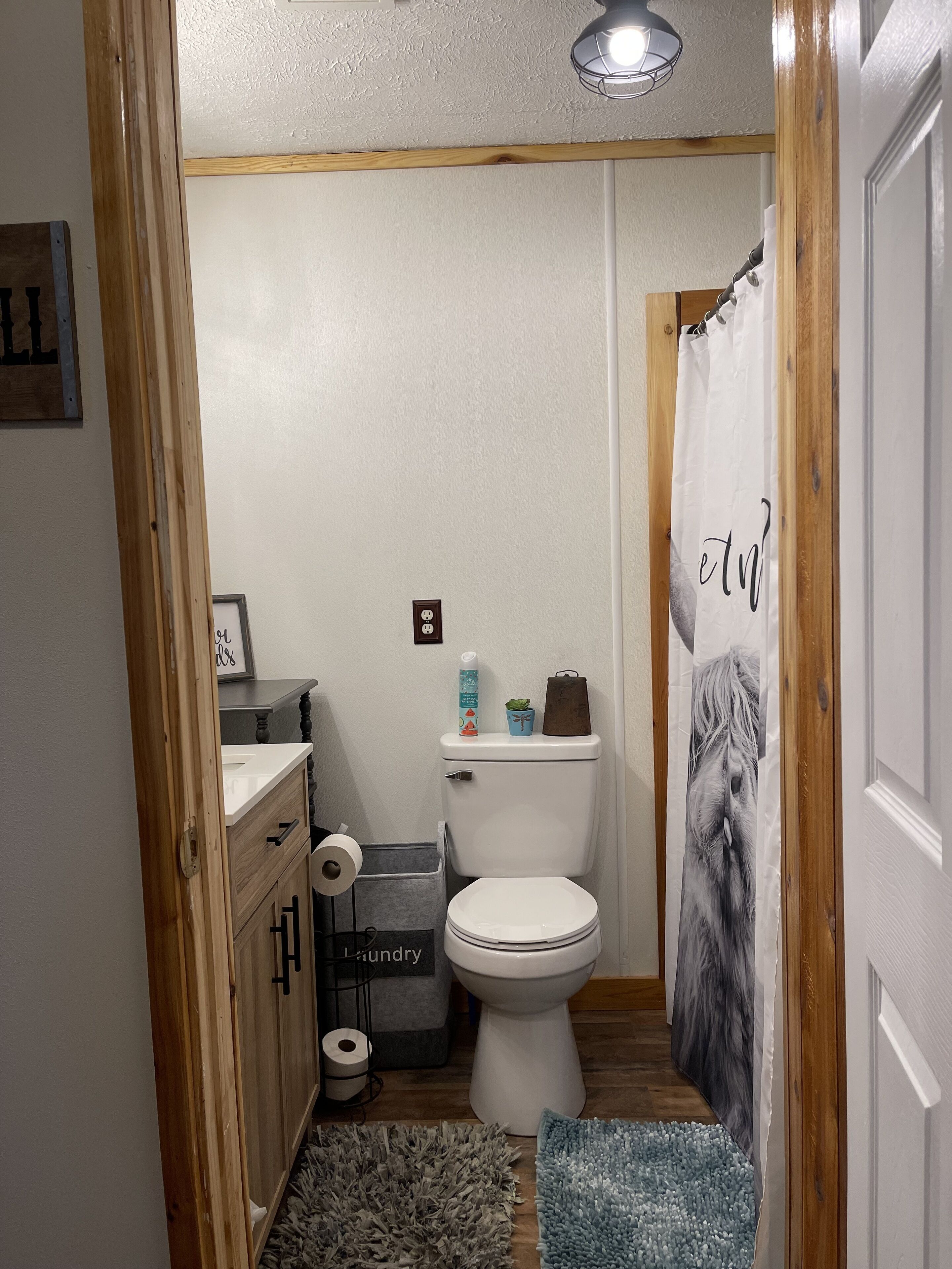 Dusj, hårføner, håndklær og såpe