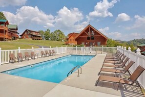 Pool - 4BD 1 Mile to Town! Easy Roads + Hot Tub (Pigeon Forge)