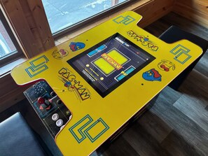 Game room - 1 Mile to Town! Hot Tub + Pool Table + Arcade (Pigeon Forge)