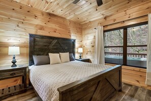 4 bedrooms, iron/ironing board, free WiFi, bed sheets - 4BD 1 Mile to Town! Easy Roads + Hot Tub (Pigeon Forge)