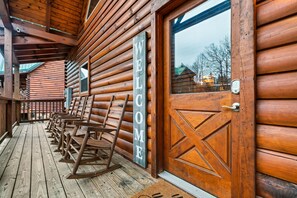 Property grounds - 1 Mile to Town! Hot Tub + Pool Table + Arcade (Pigeon Forge)