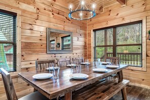 Dining - 1 Mile to Town! Hot Tub + Pool Table + Arcade (Pigeon Forge)