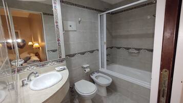 Superior Triple Room | Bathroom | Shower, towels